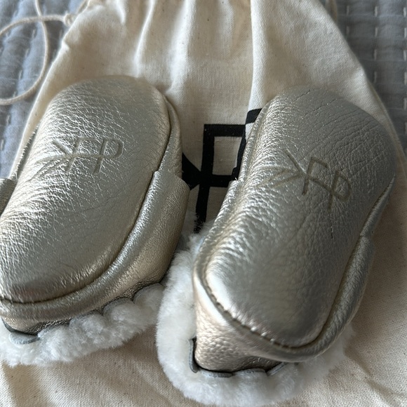 Freshly Picked Baby Shoes in Platinum, Sherpa- lined - Picture 4 of 4